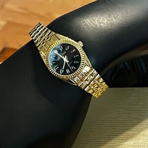 Times Square Gold Tone Watch NEW BATTERY Black Dial Stretch Band Vintage Classic
